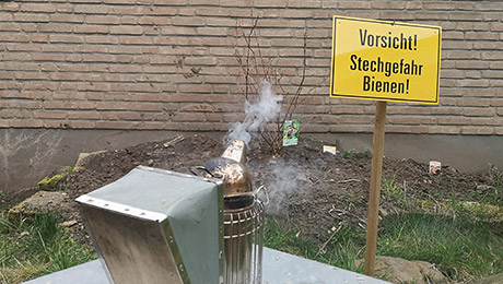 Schild Vorsicht Stichgefahr Bienen und Imker-Rauchkanne